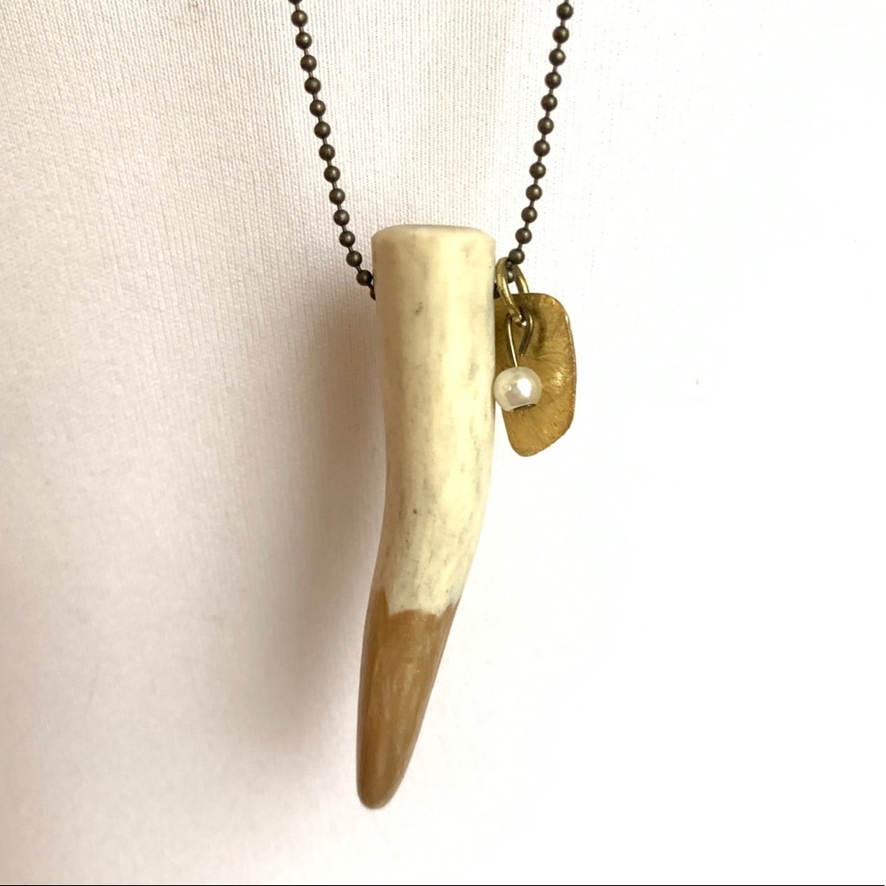 Gold tip tooth necklace "Brave"
